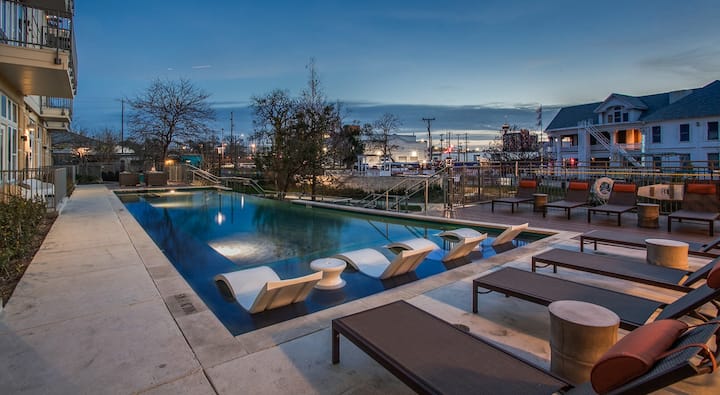 Minutes From Pearl | King Bed | Pool + Gym