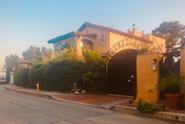 Hollywood Hilltop Studio & Views