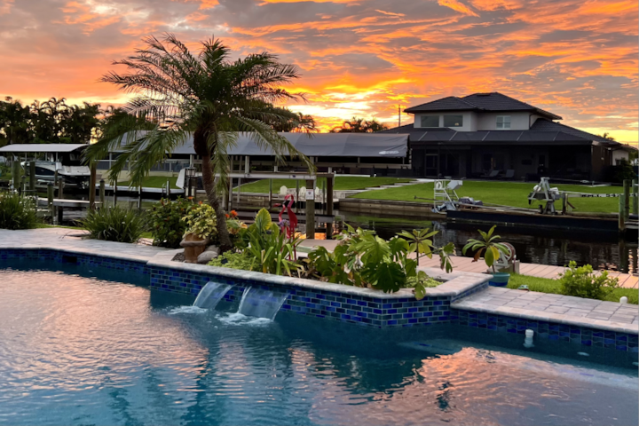 Awesome location w/boat dock, pool, kayaks & bikes