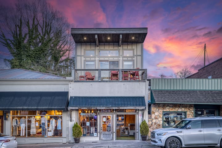 Middle of Main Street LOFT
Downtown Blue Ridge