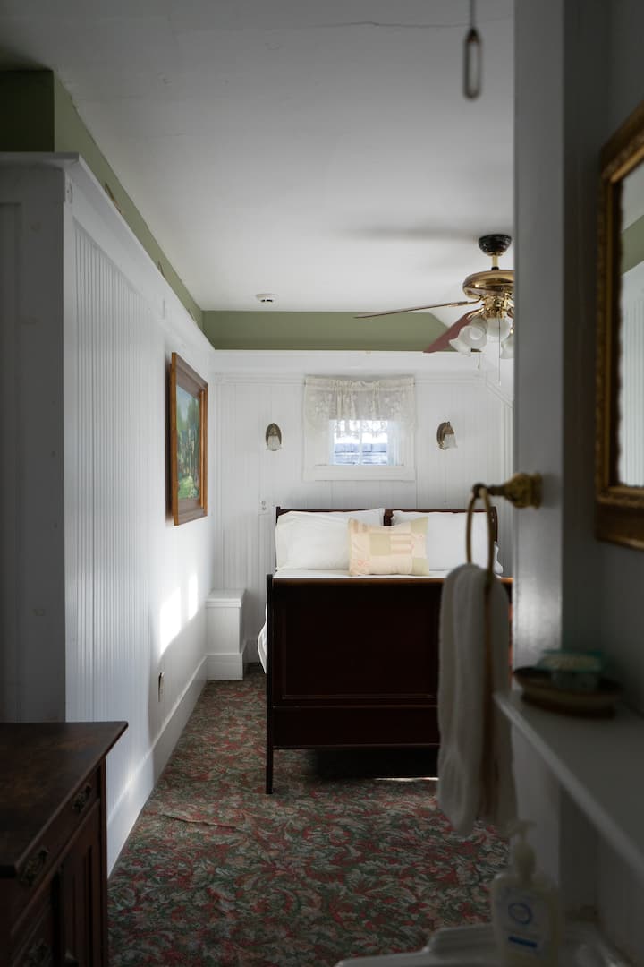Dormer House - Sleigh Room