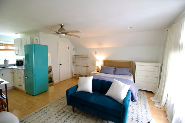Bright & Clean Studio w/AC on Block Island