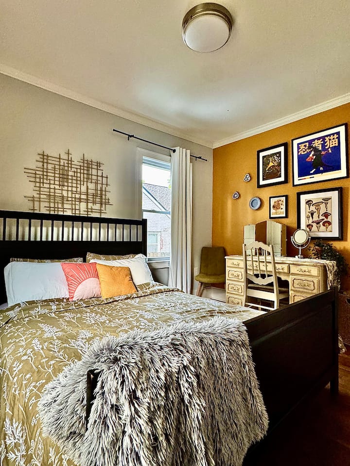 Sunny Cottage Room