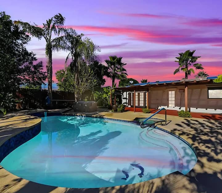Great Private Room in Palm Desert Pool Home