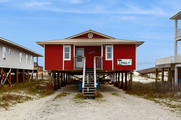 3 BR beachfront home w/spacious deck, WiFi, A/C