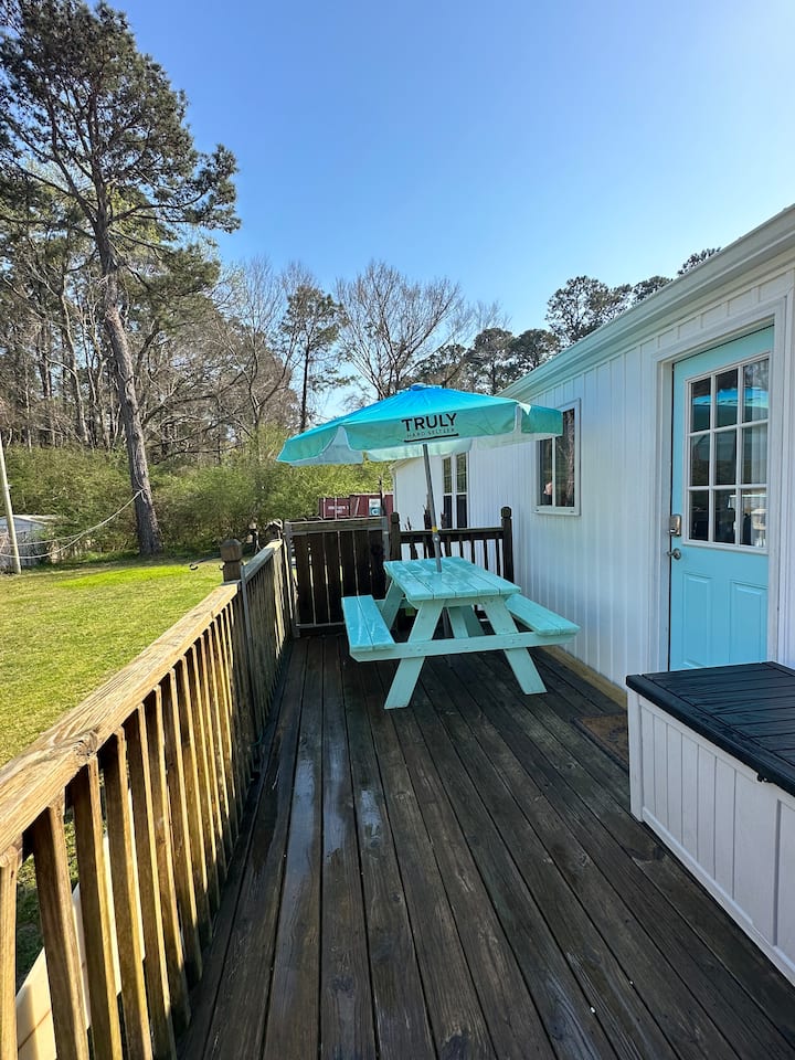 Country Charm, King Bed, Bike to beach, Art Wall
