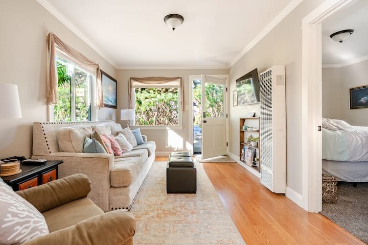 J & T Beach Cottage, Ocean Views & Walk to Beach