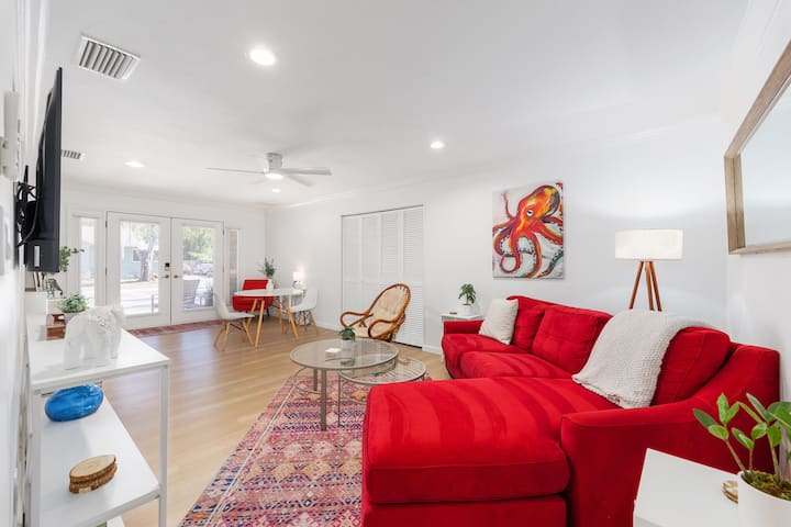 Cozy Bungalow Near Siesta Key & Downtown