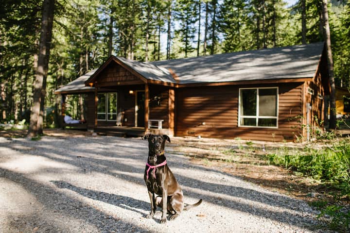 Cozy cabin in ideal spot, perfect for all seasons!