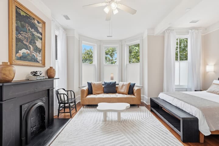 Charming Victorian 2BR Near Forsyth
