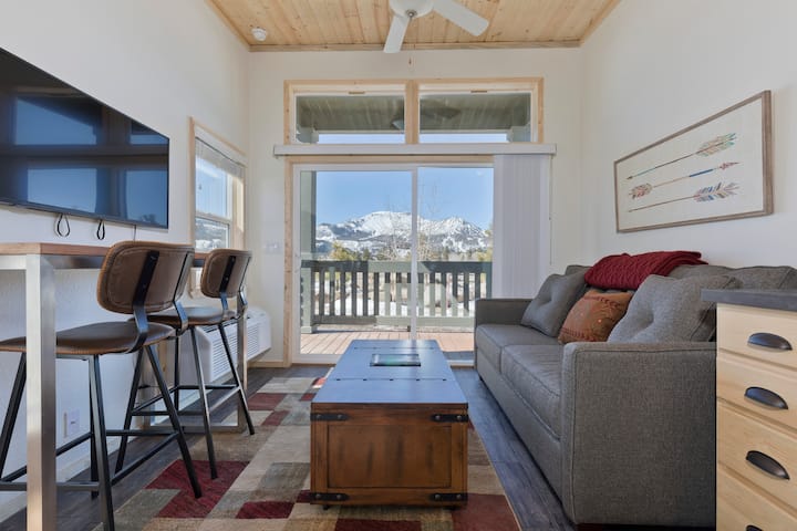 Sherwin Cabin, no shared walls, Big Mountain views