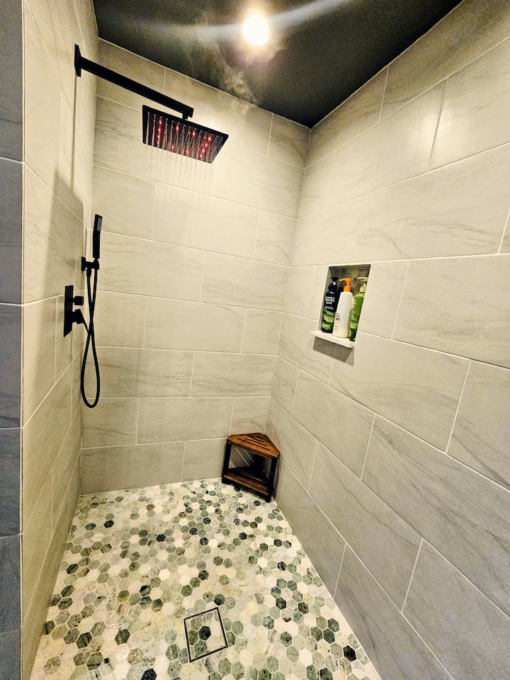 Private Suite
• King Bed •
Pets OK*
NO Extra Fee$