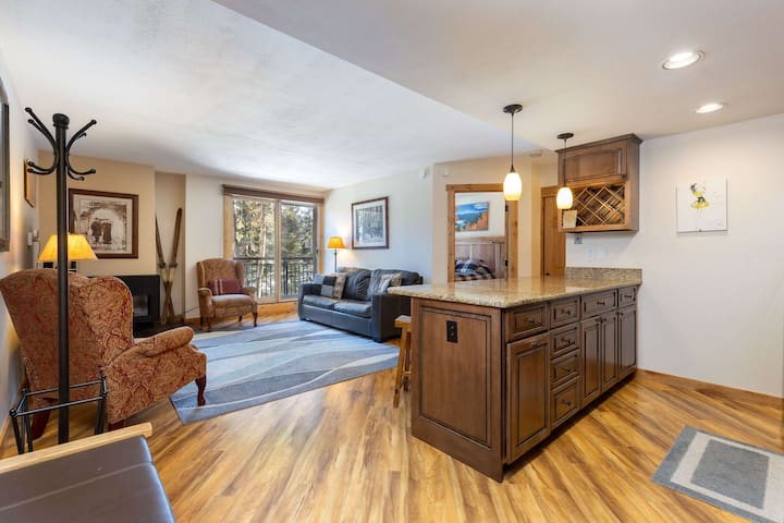 Ski-In/Ski-Out Breck Condo w/ Pool & Free Parking