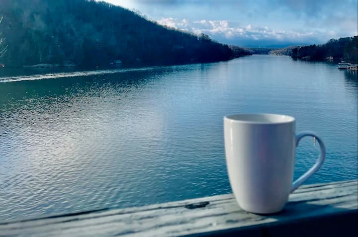 ~Hell of a View-Rumbling Bald Elite Lakeside Condo