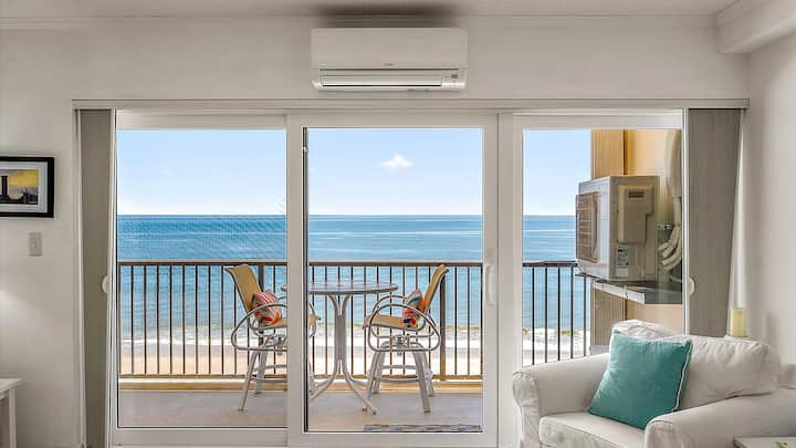 New Updated Direct Oceanfront Condo - Pool & Wifi!