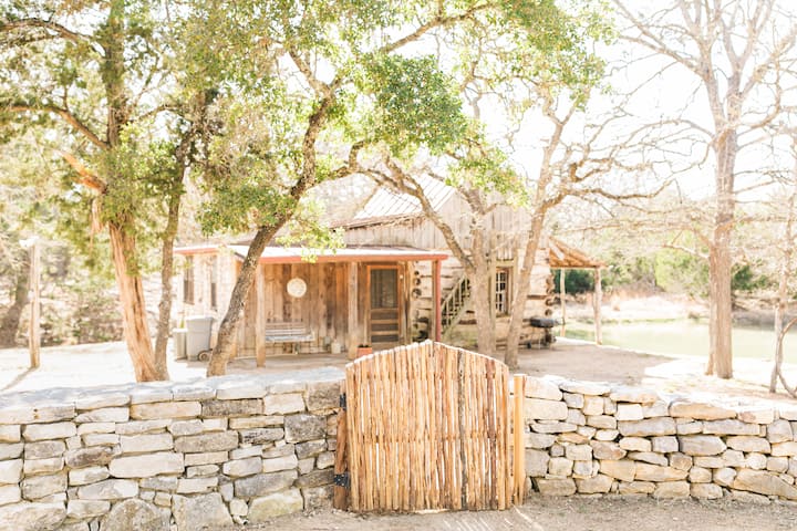 Cozy 2 bed log cabin in natural setting.