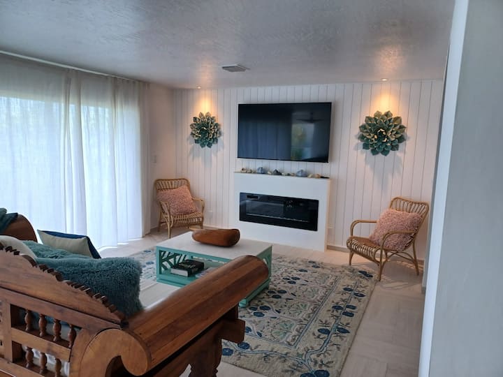 Spanish Eyes - A Castaway Beachfront Paradise