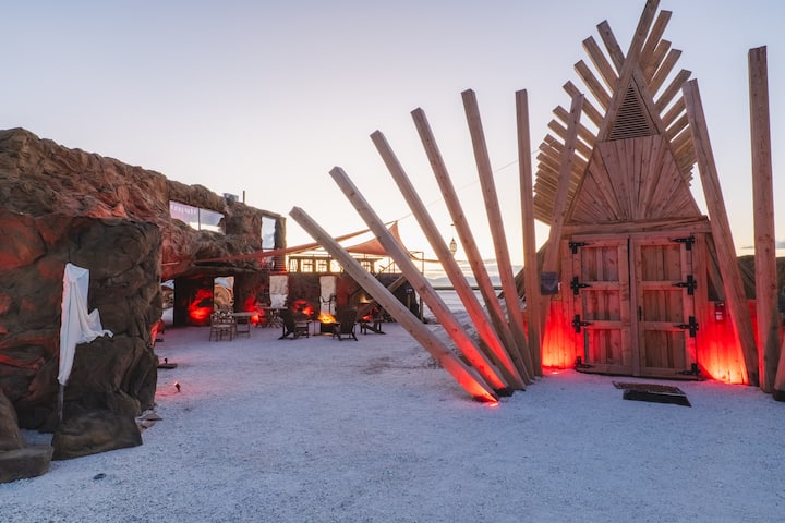 Sci-Fi Desert Playa Resort OutpostX!