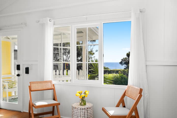 Sand - ocean view, 2 min walk to Victoria beach