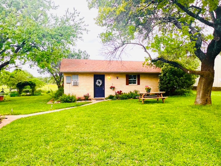 Cozy 1 Bedroom Studio Cottage in the Hill Country
