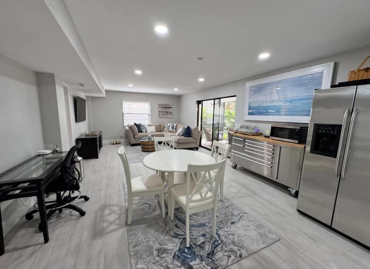 Modern Siesta Key 2BR Gem | Near Village & Beach