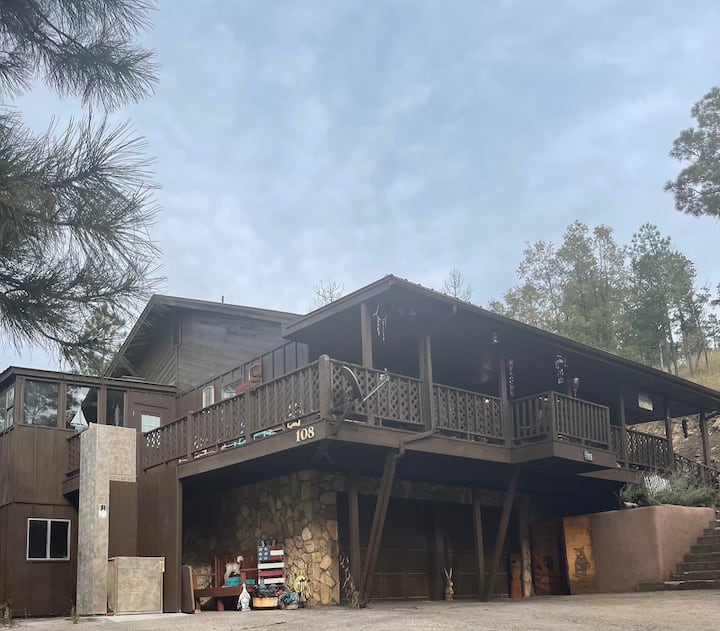 Cozy but spacious 2 bedroom Cabin with hot tub
