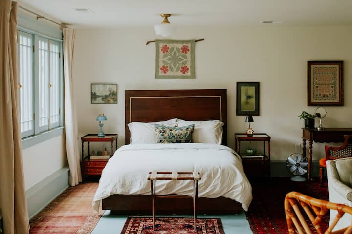 Birch Cottage: midtown charm & driveway parking