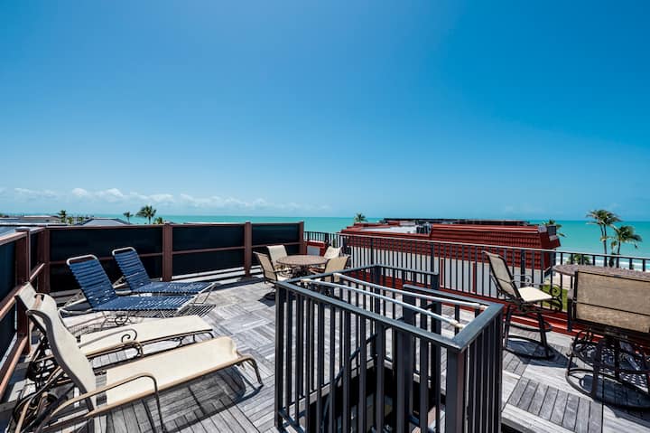 Luxury Penthouse Rooftop Patio! Pointe Santo