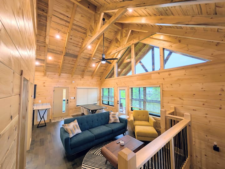 Beautiful New Cabin With Mountain Peak Views!