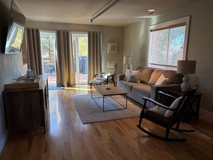 Sisters Loft Retreat with deck, walk to town