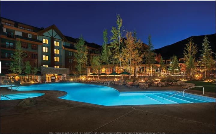 Lux 1-BR villa w/ fireplace, full kitchen, W/D
