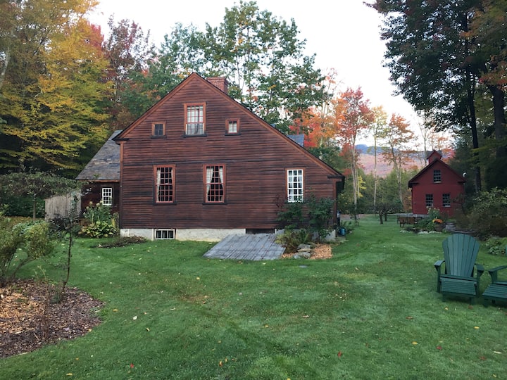 Historic Farmhouse/ large bedroom with fireplace