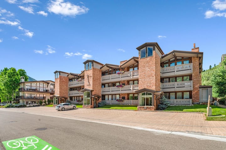 Perfect Location Between Vail & Loinshead