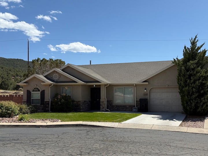 The Cedar Retreat | 3BR Near Zion & Brian Head