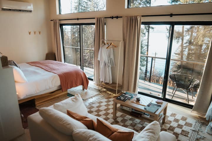 Couples Getaway with Hot Tub and Outdoor Shower