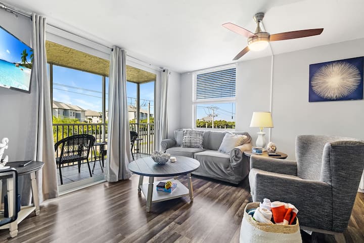 Lovely 1 BR Condo steps away from Bonita Beach!