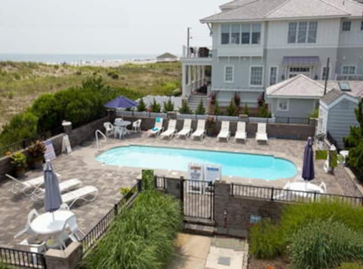 OceanBreeze: 2 Bed 2 Bath Condo on Beach w/ Pool