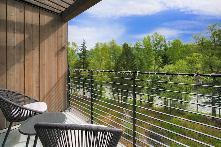 Riverfront+Mtn Views+Steam Shower | Modern Retreat