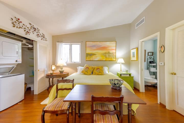 Rare Gem, Fast WiFi, 3 Min to Town, King Bed