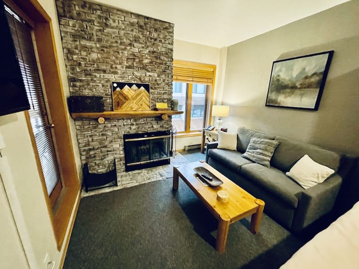 Charming ski in/ski out studio with Balcony 