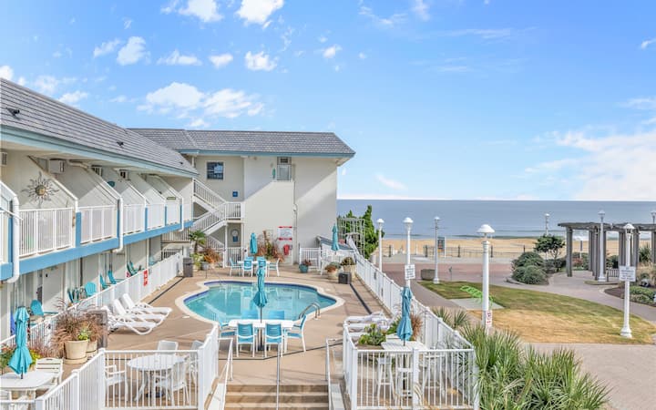 Oceanfront Studio: Boardwalk, Beach, & Pool Views