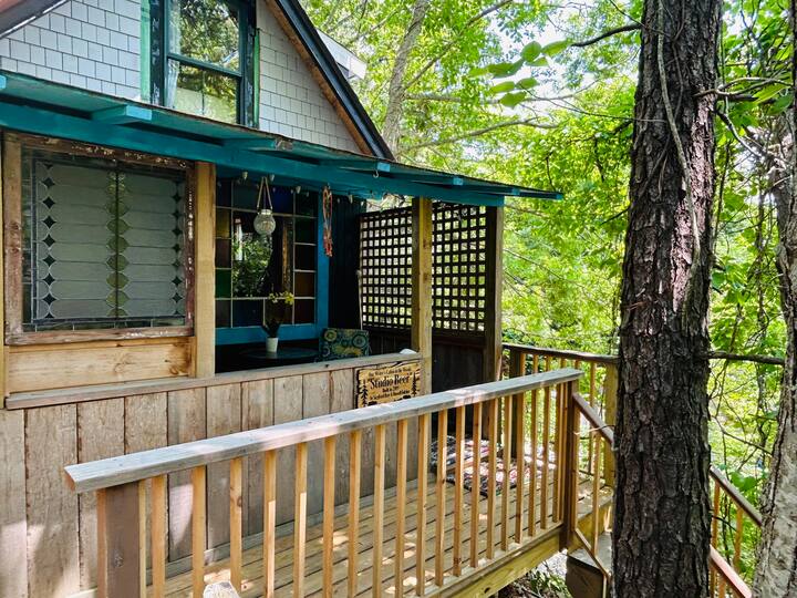 Writer’s Cabin • On-Site Hot Tub & Wood-fire Sauna