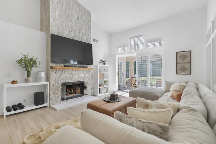 RARE Poolside | LUXE 1BR King, Pool, EV Charger