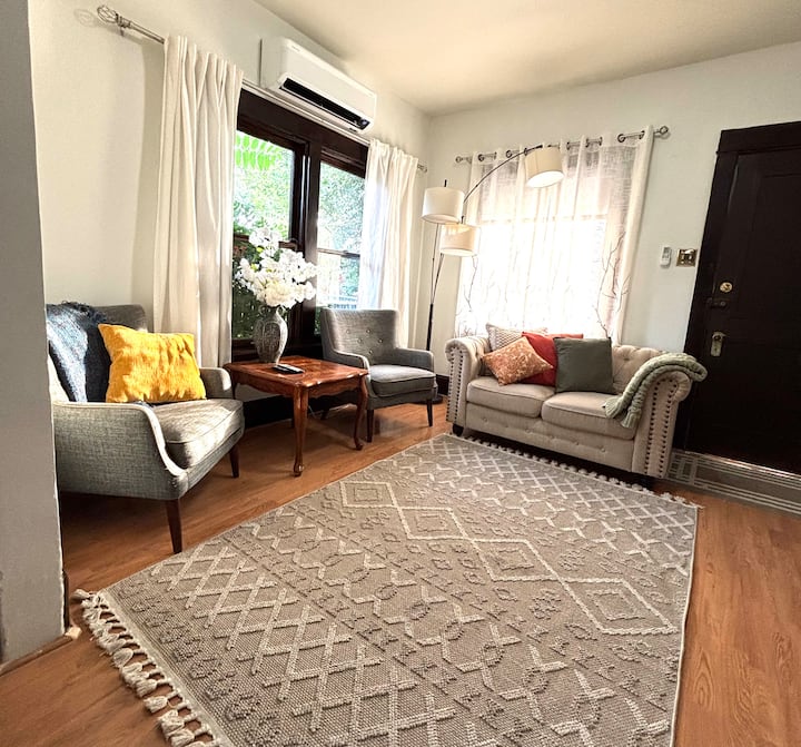 Entire right side duplex-free laundry&parking.