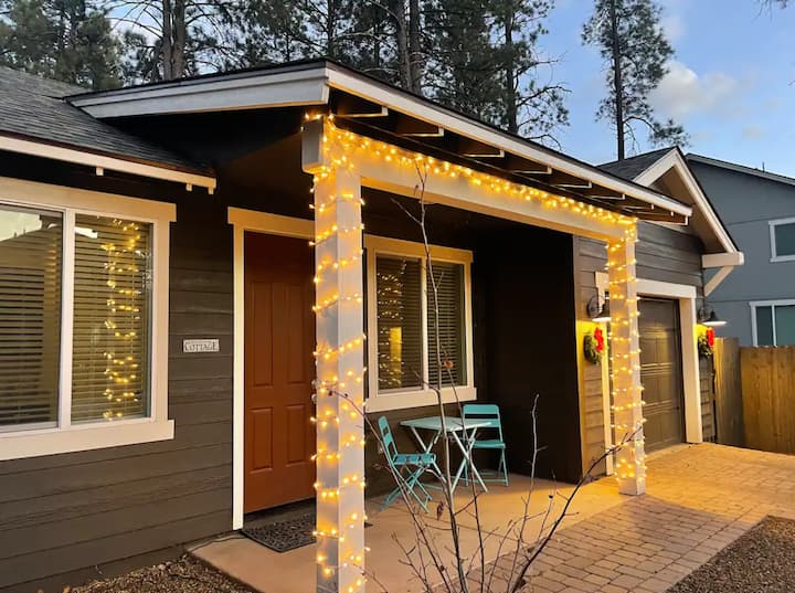 Trendy Cottage in the Trees! Minutes from downtown