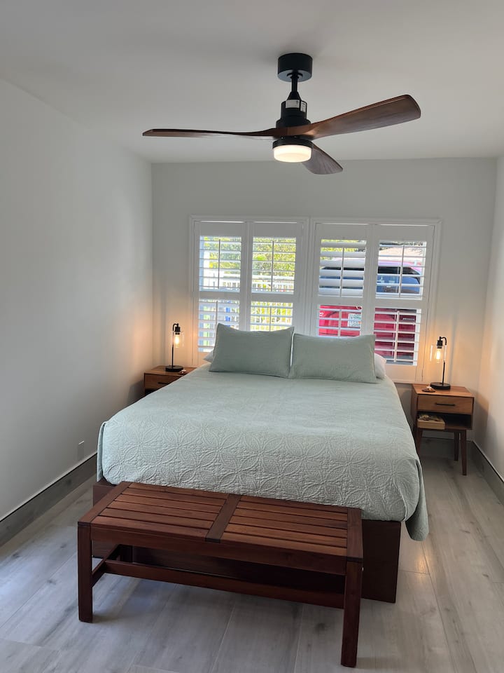 Cosy room with private entrance & parking