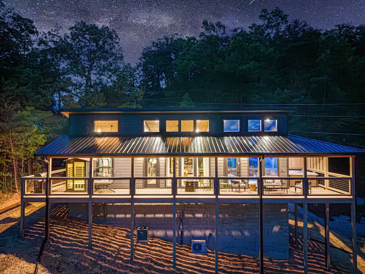 Patriot’s Haven, a luxurious one-bedroom cabin.