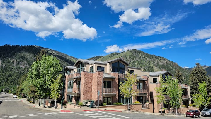 Downtown Ski Condo- by Leftys! Recently remodeled
