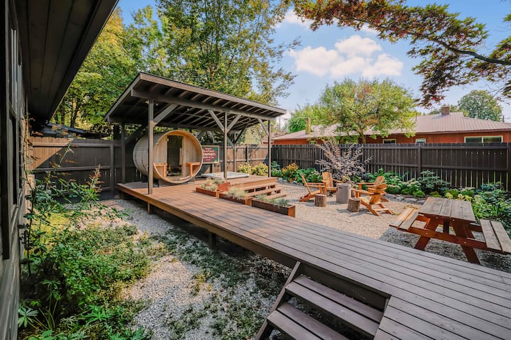 King Bed +Sauna +Hot Tub | Pet Friendly Downtown