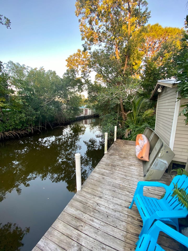 Tropical Garden Studio Cottage (2 miles to beach)